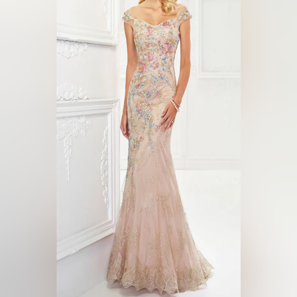 NWT Elegant Floral Lace Gown By Montage For Mon Cheri Size 6 Including Shawl